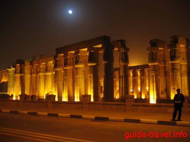 Луксорский храм ночью