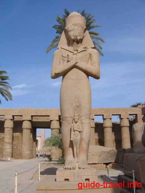 Статуя в Карнакском храме