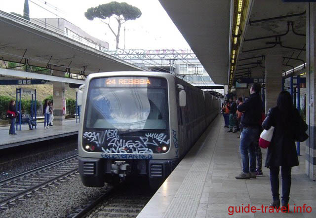 Карманники на станции римского метро