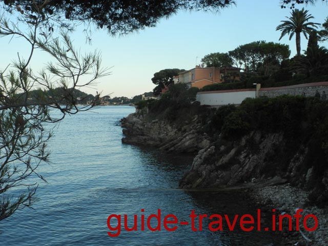 Стены особняков вдоль берега