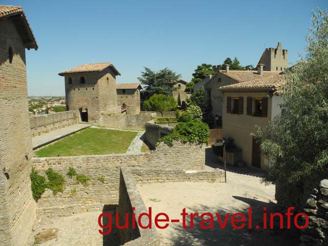 Средневековый городок внутри цитадели