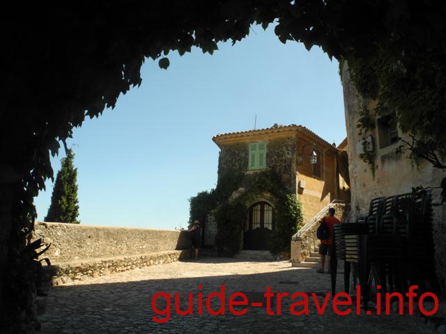 Вход в деревню Эз