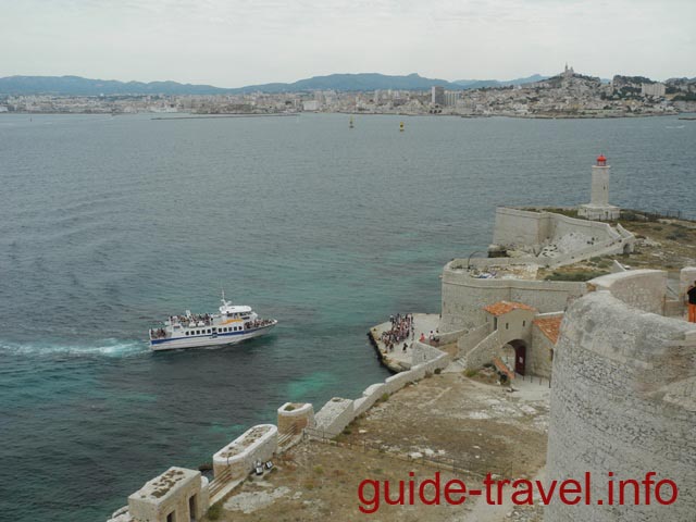 Катер на подходе к замку Иф