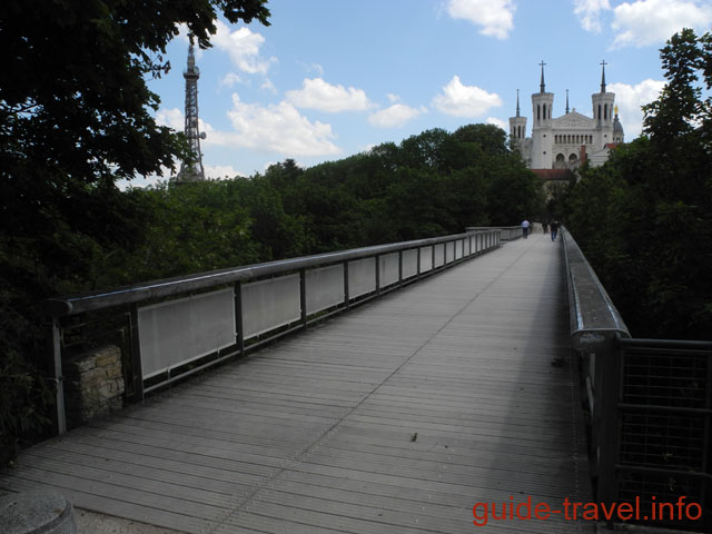 Деревянный мост на холме Фурвьер