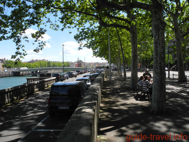 Набережная в центре Старого Лиона