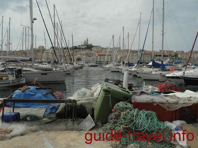 Старый порт Марселя с видом на Нотр-Дам