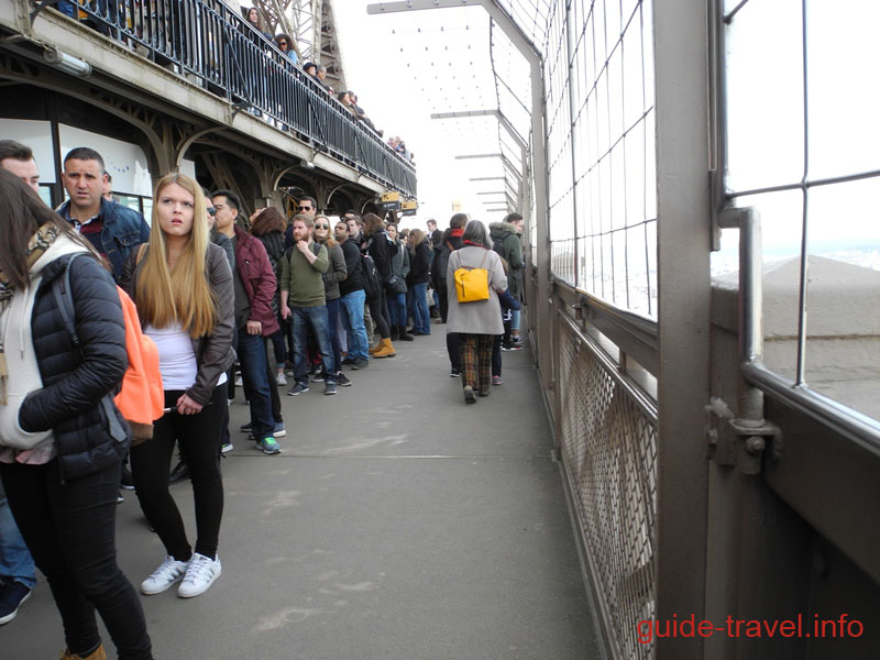 Париж 2017 - очередь на 2 уровне Эйфелевой башни