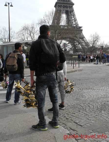 Париж 2017 - торговцы Эйфелевыми башнями
