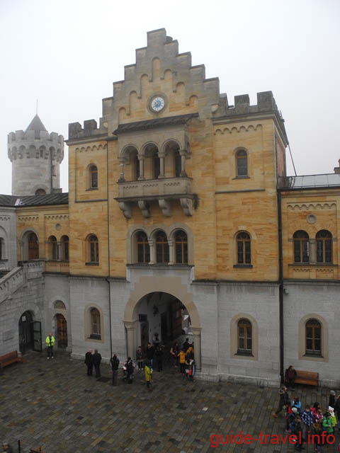 Во дворе замка Нойшванштайн