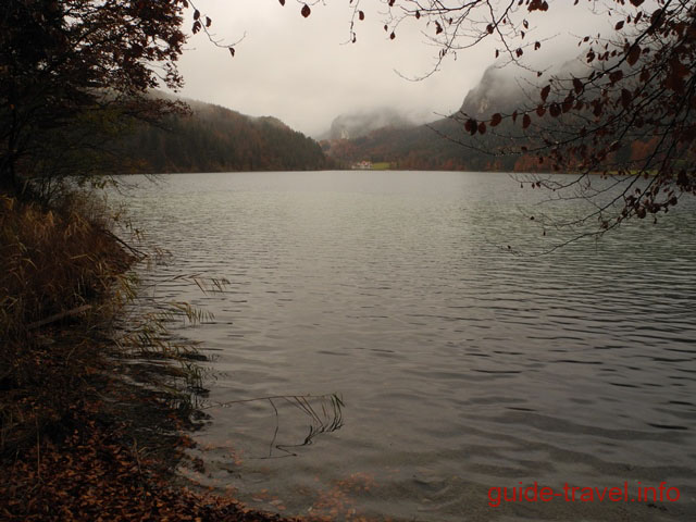 Альпийское озеро в окрестностях замков Баварии