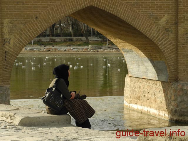 На набережной у моста в Исфахане