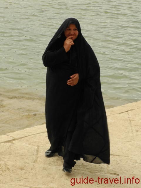 Иранка в традиционной одежде