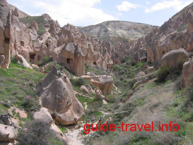 Каппадокия фото - пещерный город Зельве